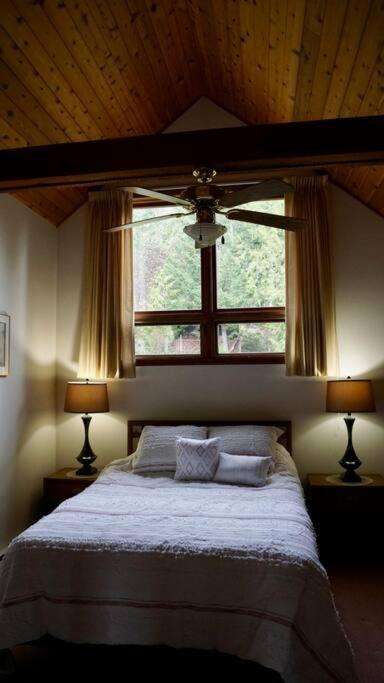 Chalet Style Cottage Near Shawnigan Lake Esterno foto