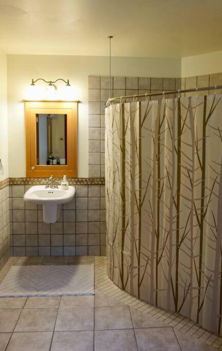 Chalet Style Cottage Near Shawnigan Lake Esterno foto