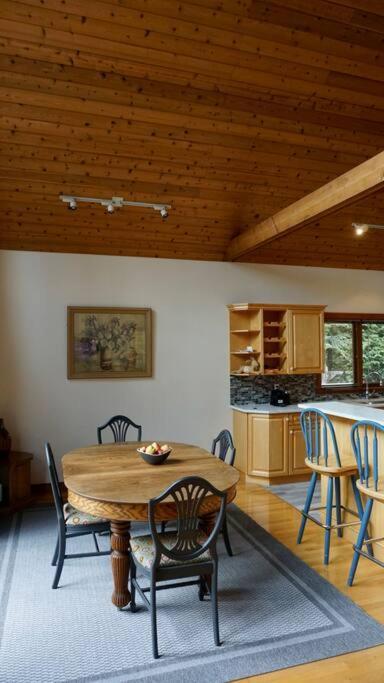 Chalet Style Cottage Near Shawnigan Lake Esterno foto